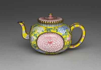 图片[2]-Copper square teapot with chrysanthemum decoration in painted enamels, Qing dynasty, Kangxi reign (1662-1722)-China Archive